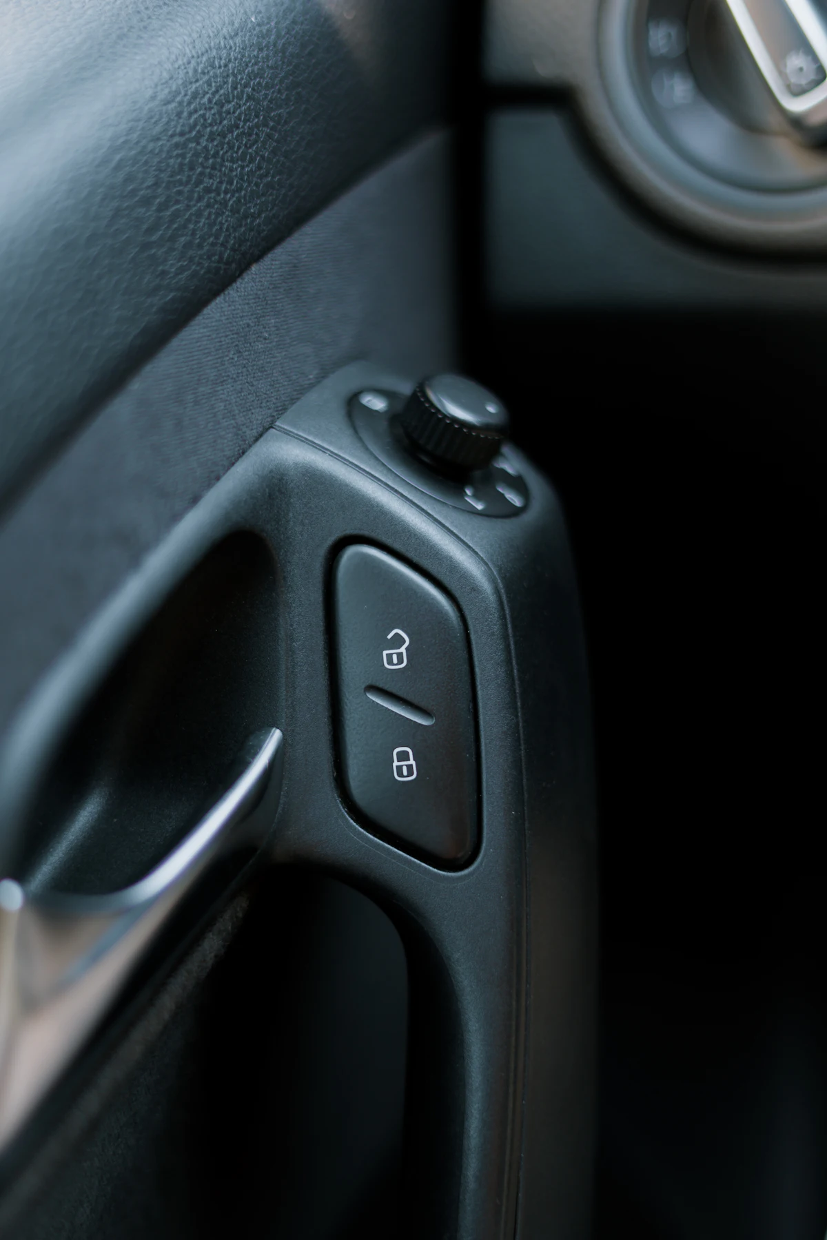 Locksmith services photo 43: keys, locks, doors and cars
